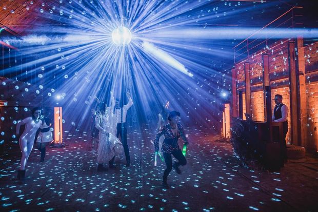 Artisten tanzen mit dem Brautpaar auf der Tanzfläche