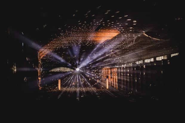 Lasershow auf einer Hochzeit in einer Industriehalle