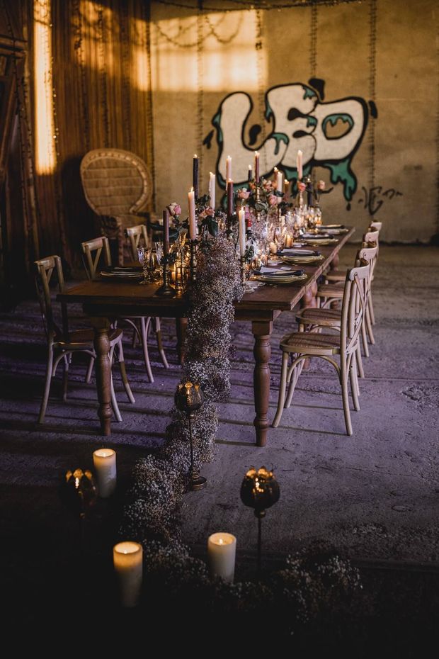 Boho Tischdekoration für eine Micro Wedding vor Graffiti