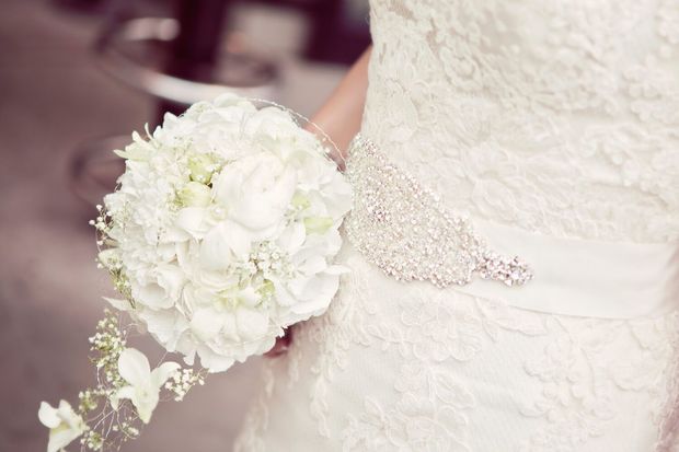 Braut mit weißem Brautstrauß