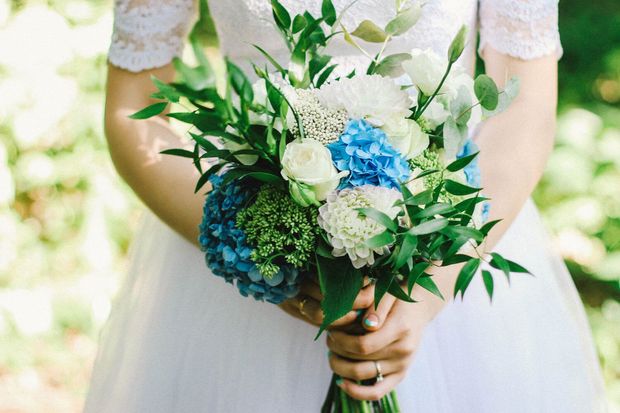 Brautstrauß in Blau, Weiß und Grün
