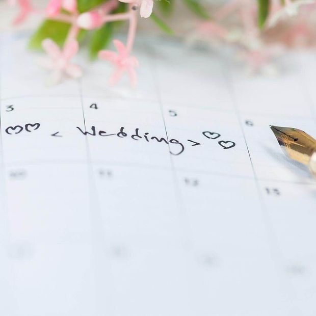 Füller um To Do Liste auf der Hochzeitsplanung Checkliste abzuhaken