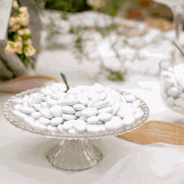 Hochzeitsmandeln in Weiß auf einer Candy Bar