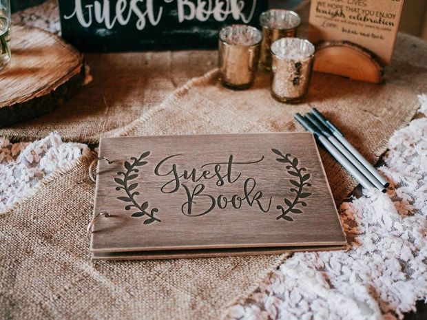 Gästebuch zur Hochzeit aus Holz