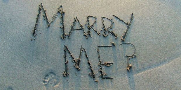 Heiratsantrag am Strand