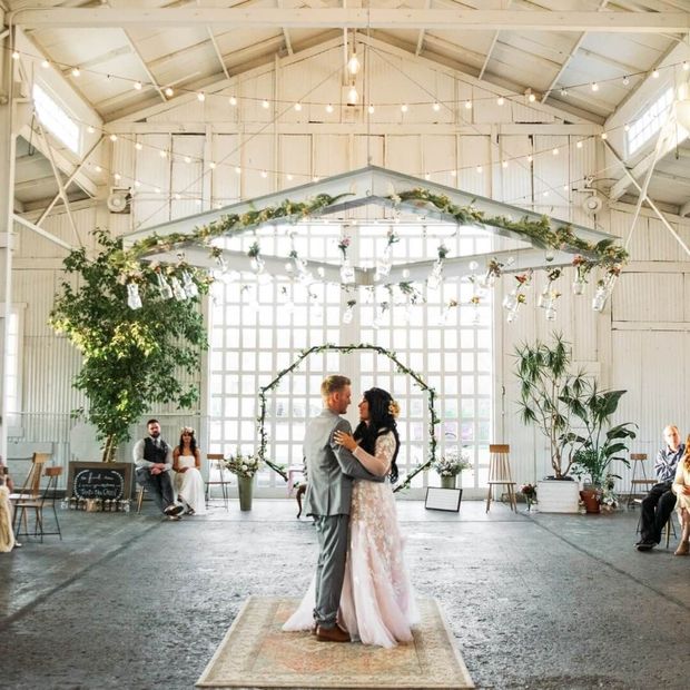Brautpaar in einer Industrial Halle als Hochzeitslocation