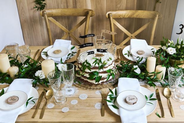 Natürliche Tischdeko mit Pflanzen