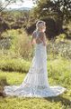 Lillian West 6491 Brautkleid mit Verzierungen aus Venedig- und Chantilly-Spitze