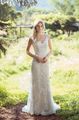 fließendes Brautkleid Lillian West mit floraler Spitze im geometric Design aufgesetzt