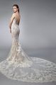 Modernes Brautkleid von Enzoani Rückenansicht mit V-Ausschnitt