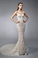 Schmales Brautkleid von Enzoani Meerjungfrau Trägerlos aus Spitze